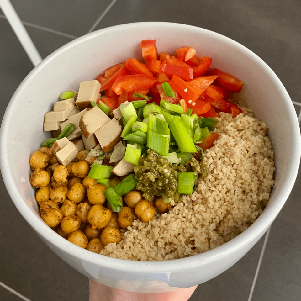 poke bowl con couscous e tofu